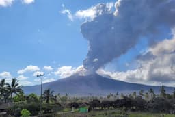 Gunung Lewotobi Laki-laki Erupsi Pagi Ini, Warga Diminta Waspada Lahar Hujan