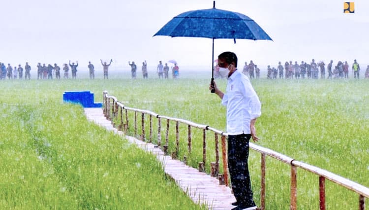 Menteri PUPR RI Dampingi Presiden RI Jokowi Tinjau Infrastruktur Irigasi Food Estate Sumba Tengah